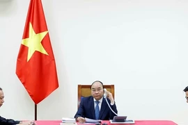 Nguyên Xuân Phuc et Shinzo Abe s'entretiennent sur les liens Vietnam-Japon