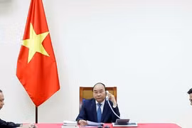 Nguyên Xuân Phuc et Shinzo Abe s'entretiennent sur les liens Vietnam-Japon