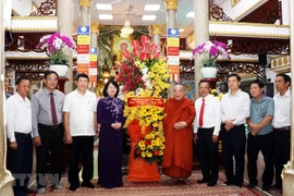 La vice-présidente Dang Thi Ngoc Thinh félicite des bouddhistes à Ho Chi Minh-Ville