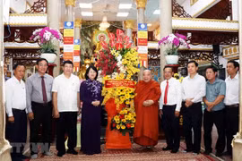 La vice-présidente Dang Thi Ngoc Thinh félicite des bouddhistes à Ho Chi Minh-Ville