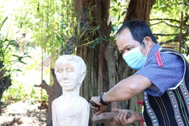 Les statues folkloriques en bois, artisanat original des ethnies Bahnar et Jrai