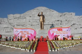 Son La: Des milliers de personnes à une fête en l’honneur du Président Hô Chi Minh