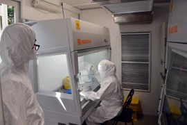 Laboratoire mobile de dépistage du coronavirus à Ho Chi Minh-Ville