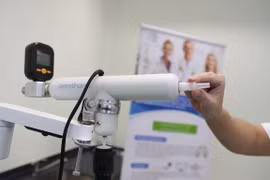 Vingroup apporte des appareils de dépistage du COVID-19 par voie respiratoire au Vietnam