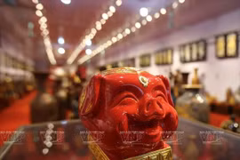 Le village céramique de Bat Trang fabrique des cochons-tirelires pour le Têt traditionnel