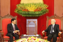 Le secrétaire général du Parti et président vietnamien Nguyen Phu Trong reçoit le PM laotien