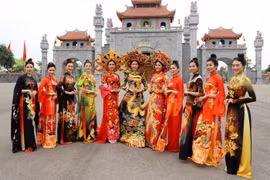 Établir un record de l’Ao Dai "Rivière et des brocades"