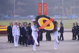 13e Congrès du Parti : les dirigeants rendent hommage au Président Hô Chi Minh