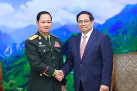 Le Premier ministre Pham Minh Chinh (droite) et le ministre lao de la Défense Khamliang Outhakaysone. Photo: VNA