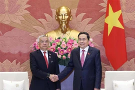 Le président de l'Assemblée nationale, Tran Thanh Man (droite), a reçu le 22 août à Hanoï, le vice-président de l'Assemblée nationale du Laos et président du Comité lao pour la paix et la solidarité, Sommad Pholsena. Photo : VNA