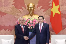 Le président de l'Assemblée nationale, Tran Thanh Man (droite), a reçu le 22 août à Hanoï, le vice-président de l'Assemblée nationale du Laos et président du Comité lao pour la paix et la solidarité, Sommad Pholsena. Photo : VNA