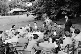 Une conférence de presse présidée par le Premier ministre Pham Van Dong, en marge de la Conférence de Genève en 1954. Photo: VNA