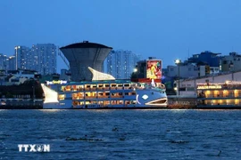 Un bateau touristique sur la rivière Sai Gon, à Hô Chi Minh-Ville. Photo: VNA