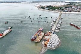 Construction du remblai de protection contre le sable dans le cadre du projet du port de pêche de Cua Nhuong. Photo: VNA