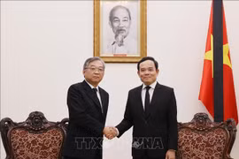 Le vice-Premier ministre Tran Luu Quang (droite) et son homologue singapourien Gan Kim Yong. Photo: VNA