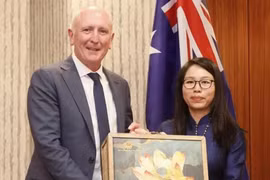 La consule générale du Vietnam dans l'État d'Australie-Occidentale et le Territoire du Nord de l'Australie Nguyen Thanh Ha et le ministre des Services d'urgence, de l'Innovation, de l'Économie numérique, de la Science et de la Recherche médicale, Stephen Dawson. Photo: VNA