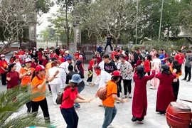 Des visiteurs à Phu Tho assistent à un spectable de chant xoan - patrimoine culturel immatériel de l’Humanité, reconnu par l’UNESCO. Photo: baophutho.vn