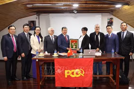 Rencontre avec des responsables du Parti communiste de Colombie. Photo: VNA