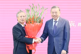 Le secrétaire général To Lam (droite) félicite Tran Quoc Vuong. Photo: VNA