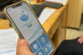 Le ministère de l'Agriculture et du Développement rural a demandé à tous les ports de pêche de contrôler les navires et de surveiller la production de produits de la mer via l'application eCDT à partir du 1er juillet. Photo : VNA