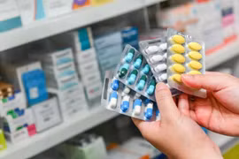 La surveillance et la gestion des établissements et des activités de vente au détail des médicaments sont de plus en plus strictes. Photo: Internet