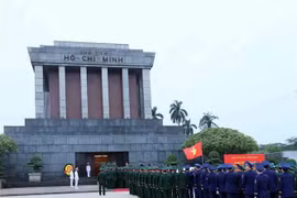 La Commission militaire centrale rend hommage au Président Ho Chi Minh