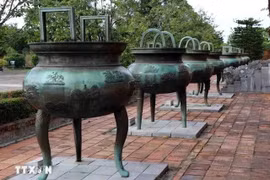 Neuf urnes dynastiques de la dynastie des Nguyen. Photo: VNA