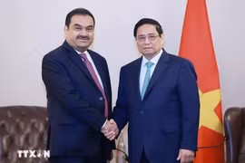 Le Premier ministre Pham Minh Chinh (droite) et le président du groupe Adani, Gautam Adani. Photo: VNA
