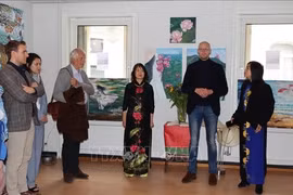 La peintre Kim Doan (au milieu) au vernissage de son exposition à Bruxelles. Photo: VNA