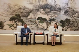 Le secrétaire adjoint du Comité municipal du PCV de Hanoï, Nguyen Van Phong, et Yuan Gujie, membre du Comité permanent du Comité provincial du PCC du Guangdong et secrétaire de la Commission politique et juridique du Comité provincial du PCC du Guangdong. Photo : hanoimoi.vn