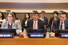 Le vice-ministre permanent des Affaires étrangères, Nguyen Minh Vu (au milieu), au séminaire. Photo: VNA