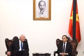 Le vice-Premier ministre Tran Luu Quang (droite) et l'envoyé spécial du gouvernement néo-zélandais, Donald McKinnon. Photo: VNA