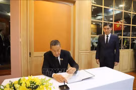 Le Premier ministre thaïlandais, Srettha Thavisin, écrit dans le registre de condoléances. Photo: VNA