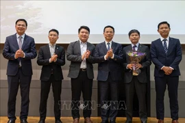 Le ministre de l'Information et des Communications, Nguyen Manh Hung (3e de droite) et des responsable de la VADX JAPAN. Photo: VNA