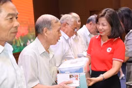 Le Comité populaire de Hanoï prévoit d’offrir 2.891 cadeaux aux personnes méritantes locales à l’occasion de la Fête nationale. Photo: VNA