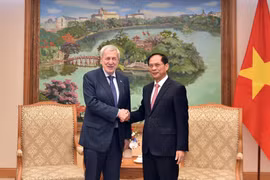 Le vice-Premier ministre et ministre des Affaires étrangères, Bui Thanh Son (droite) et le ministre chilien des Affaires étrangères, Alberto Van Klaveren. Photo: VMA
