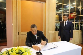 Le Premier ministre thaïlandais, Srettha Thavisin, écrit dans le registre de condoléances. Photo: VNA