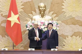 Le secrétaire général de l’Assemblée nationale et président du Bureau de l’Assemblée nationale, Bui Van Cuong (droite), et le secrétaire général de la Chambre des représentants du Maroc et président de l'ASGP, Najib El Khadi. Photo: VNA