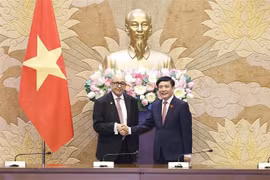 Le secrétaire général de l’Assemblée nationale et président du Bureau de l’Assemblée nationale, Bui Van Cuong (droite), et le secrétaire général de la Chambre des représentants du Maroc et président de l'ASGP, Najib El Khadi. Photo: VNA