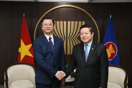 Le vice-président de la Commission des relations extérieures du Comité central du Parti communiste du Vietnam, Truong Quang Hoai Nam (gauche) et le secrétaire général de l’ASEAN, Kao Kim Hourn. Photo: VNA