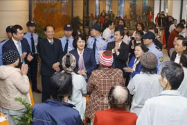 Têt : La vice-présidente Dang Thi Ngoc Thinh offre des cadeaux à des patients démunis