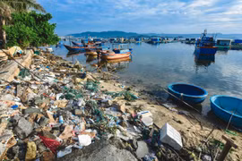 Ouverture d'une exposition de photos sur les déchets plastiques à Hanoï