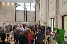Ouverture de l'exposition de photos "Regard du Vietnam" à Madrid