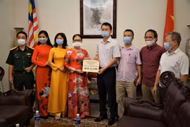 Des femmes vietnamiennes en Malaisie contribuent au Fonds de vaccins anti-COVID-19