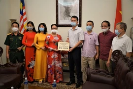 Des femmes vietnamiennes en Malaisie contribuent au Fonds de vaccins anti-COVID-19