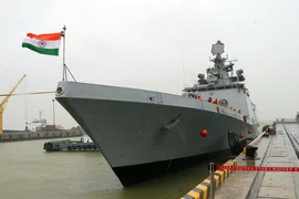 Le navire de guerre indien INS Sahyadri jette l'ancre à Da Nang