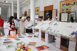 Ninh Binh : Ouverture de la Journée du livre et de l'exposition sur Hoàng Sa et Truong Sa