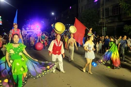 Festival mondial du cirque 2019 : Un défilé d'art circassien de rue attire l’attention du public