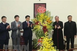 Des dirigeants de Hanoi reçoit le nouveau archevêque de l'archidiocèse de Hanoi