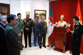 Vietnam-Algérie: renforcement des relations d'amitité entre les deux armées populaires 